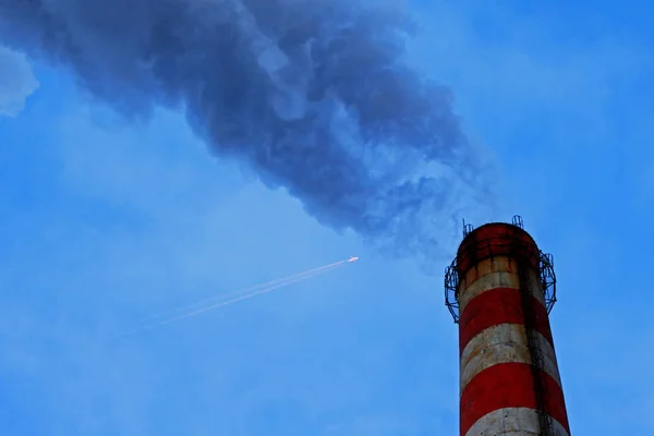 bitki borular, yoğun ve ağır bulutlar endüstriyel atık emisyonlarının atmosfer ve uçaklar girin - Bu bir sanayi kenti için tanıdık bir resmi vardır