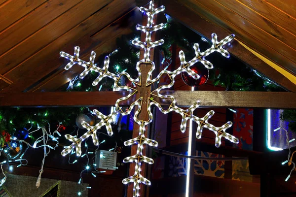 güzel bir kar tanesi şeklinde büyük bir Noel çelenk, şehir süsler ve geceleri parlak parlar
