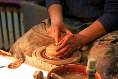 çömlekçi çömlekçi tekerleğinde loam işlemeye başlar