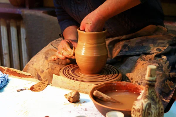 Alfarero Taller Muestra Enseña Cómo Hacer Platos Cerámica Con Sus —  Fotos de Stock