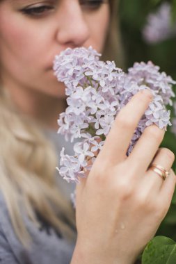 güzel kız bir buket leylak holding