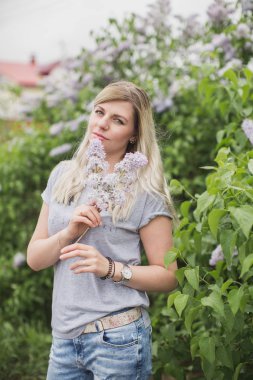güzel kız bir buket leylak holding