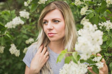 Kız leylak bir arka plan üzerinde