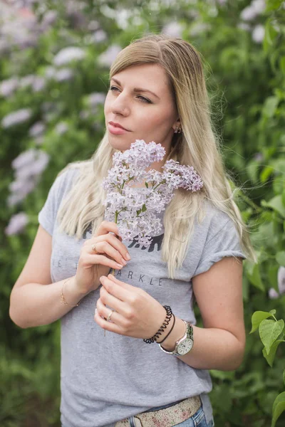 Kız leylak bir arka plan üzerinde