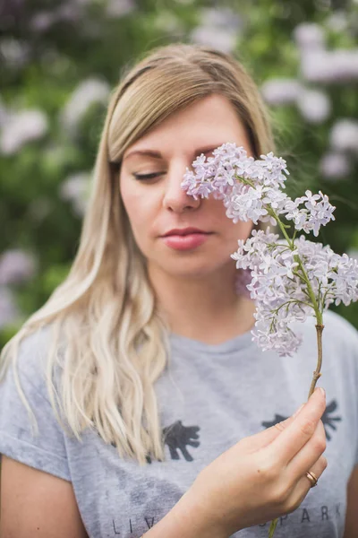Beautiful Girl Holding Bouquet Lilacs — Stock Photo, Image