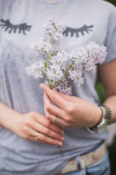 Hermosa Chica Sosteniendo Ramo Lilas — Foto de Stock