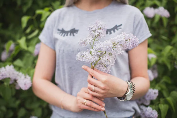 Hermosa Chica Sosteniendo Ramo Lilas — Foto de Stock