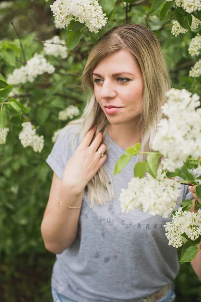 Kız leylak bir arka plan üzerinde