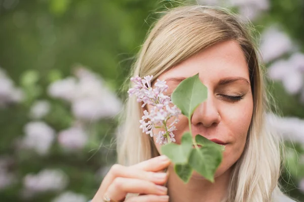 Leylak fışkın tutan kız