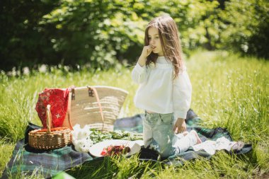 Yaz piknik çilek ve meyve ile doğada küçük kız
