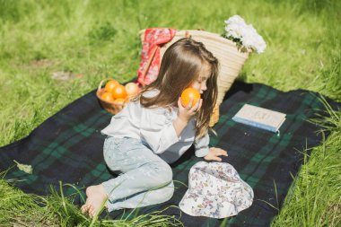 doğal güneş gözlüklü kız