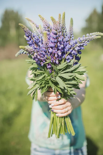 Das Mädchen Steht Mit Einem Strauß Lupinen Auf Dem Feld — Stockfoto