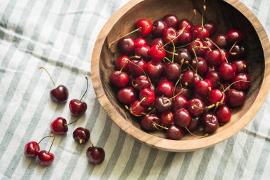 masada ahşap bir kase kiraz