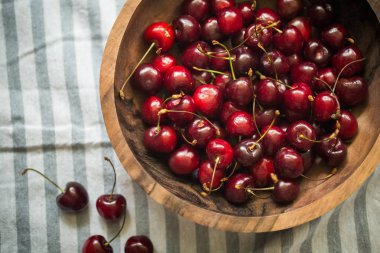 masada ahşap bir kase kiraz