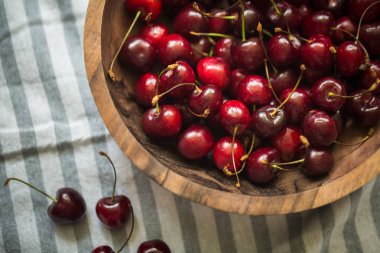masada ahşap bir kase kiraz