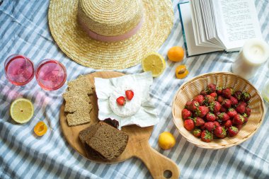 Doğa, meyve, çilek, peynir ve şapka yaz pikniği
