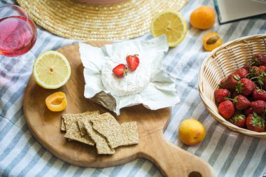 Doğa, meyve, çilek, peynir ve şapka yaz pikniği