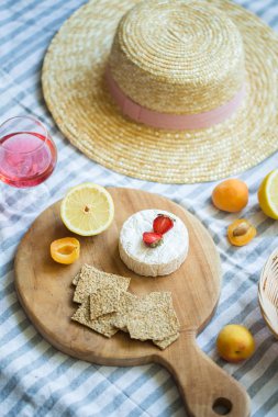 Doğa, meyve, çilek, peynir ve şapka yaz pikniği