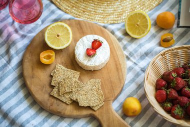 Doğa, meyve, çilek, peynir ve şapka yaz pikniği