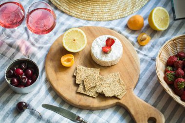 Doğa, meyve, çilek, peynir ve şapka yaz pikniği