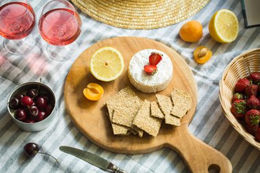 Doğa, meyve, çilek, peynir ve şapka yaz pikniği