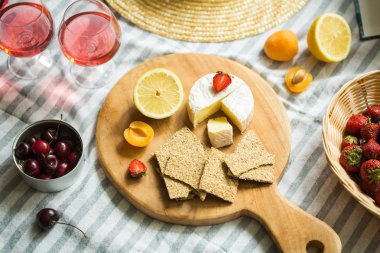 Doğa, meyve, çilek, peynir ve şapka yaz pikniği