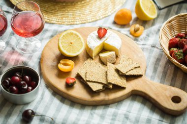 Doğa, meyve, çilek, peynir ve şapka yaz pikniği