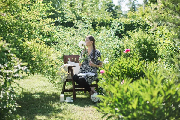 Joven Mujer Está Descansando Jardín Una Silla Con Una Taza — Foto de Stock