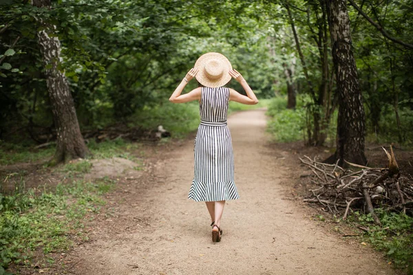 帽子とドレスは 森の中の少女 — ストック写真