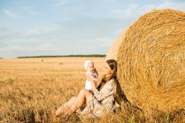 Yığını ile bir alanda anne ve kızı