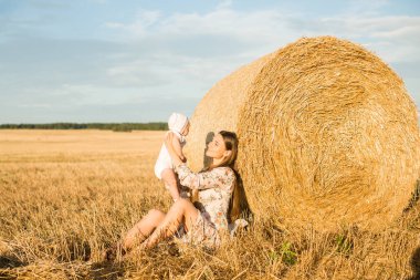 Yığını ile bir alanda anne ve kızı