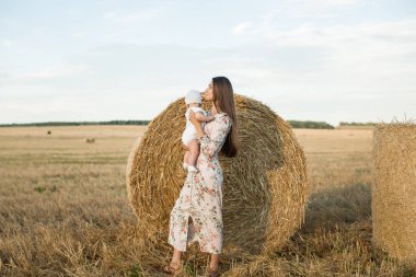 Yığını ile bir alanda anne ve kızı