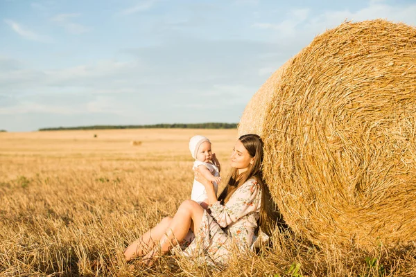 Yığını ile bir alanda anne ve kızı