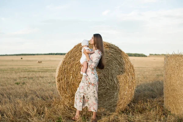 Yığını ile bir alanda anne ve kızı