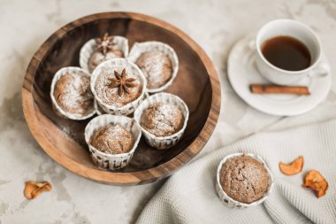 tarçın ve kuru üzüm ile elma cupcakes