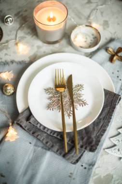 Noel 'de akşam yemeği için tablo ayarı