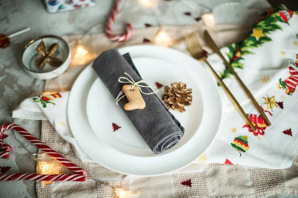 Ambiente de mesa para o jantar no Natal — Fotografia de Stock