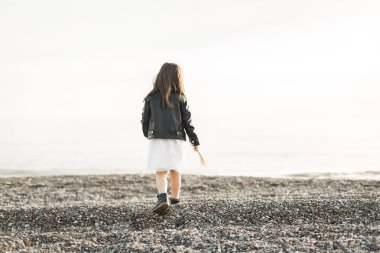 denizde yürüyen küçük kız