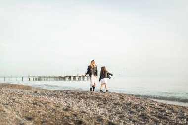 anne ve kızı denizde yürüyor