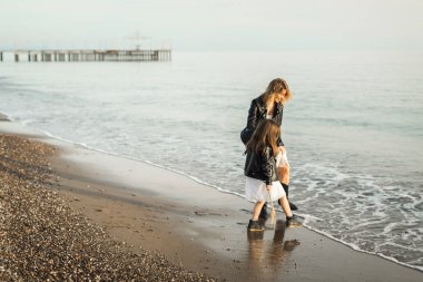 anne ve kızı denizde yürüyor