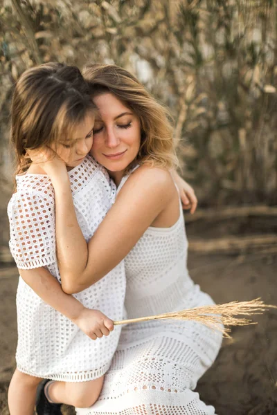 Madre e figlia che si abbracciano nella natura in estate — Foto Stock