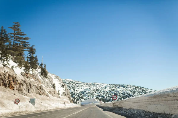 Χιονισμένη ορεινή οδό το χειμώνα — Φωτογραφία Αρχείου