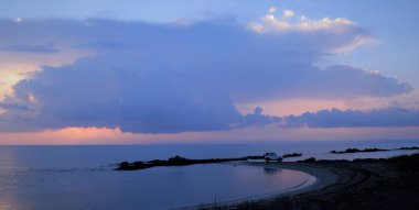 Göl günbatımı. bulutların üzerinde fazla arkasında güzel gün batımı göl manzara arka plan. 