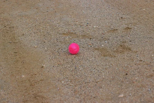 Zbliżenie Różowy Gumowa Piłka Ręczna Piasku — Zdjęcie stockowe