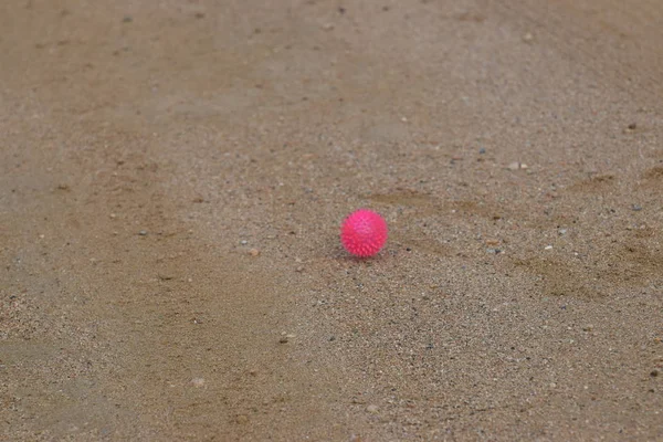 Zbliżenie Różowy Gumowa Piłka Ręczna Piasku — Zdjęcie stockowe