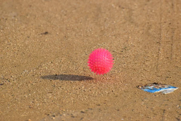 Nahaufnahme Eines Rosafarbenen Spielzeugballs Auf Sand Strand — Stockfoto