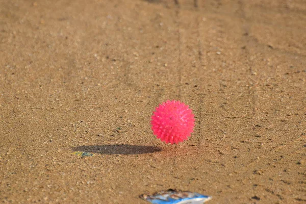 ビーチの砂の上のピンクのおもちゃボールのクローズ アップ — ストック写真
