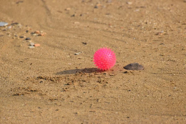 Nahaufnahme Eines Rosafarbenen Spielzeugballs Auf Sand Strand — Stockfoto