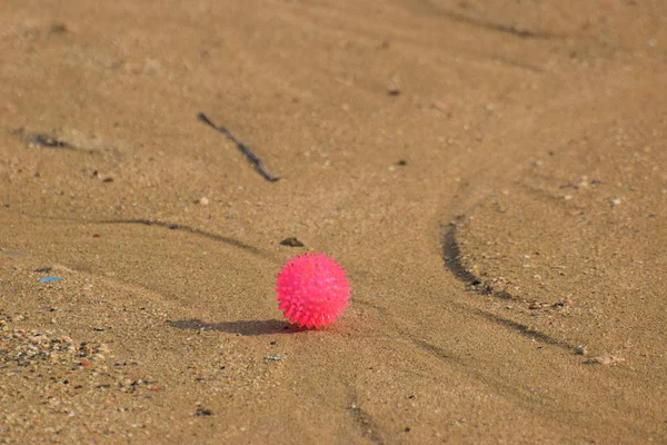 Nahaufnahme Eines Rosafarbenen Spielzeugballs Auf Sand Strand — Stockfoto