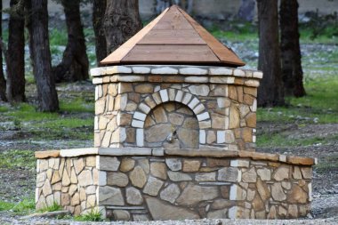 Parkta taşlardan çeşme yakın